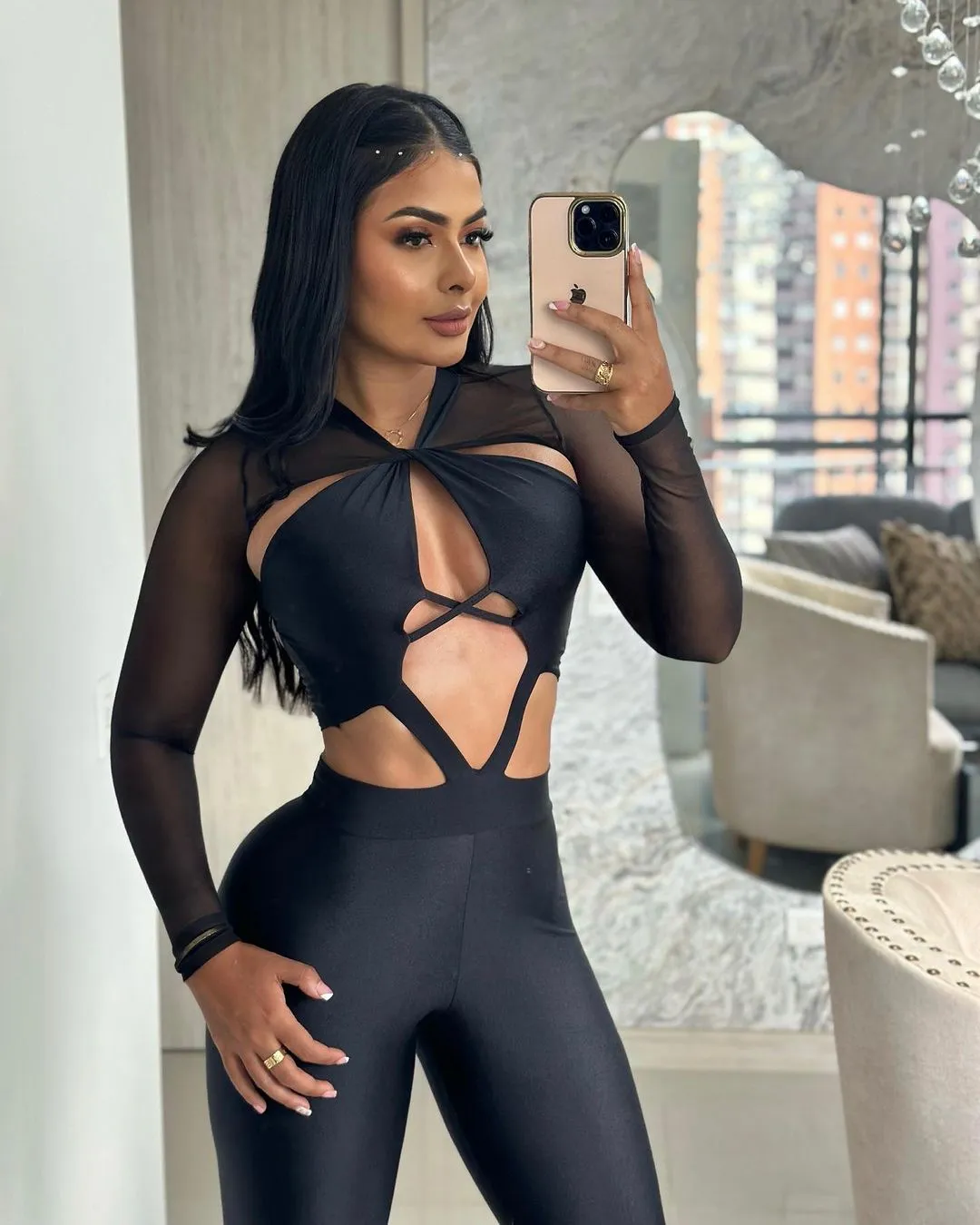 Jumpsuit mit langen Ärmeln und ausgeschnittenem Kreuz auf der Brust